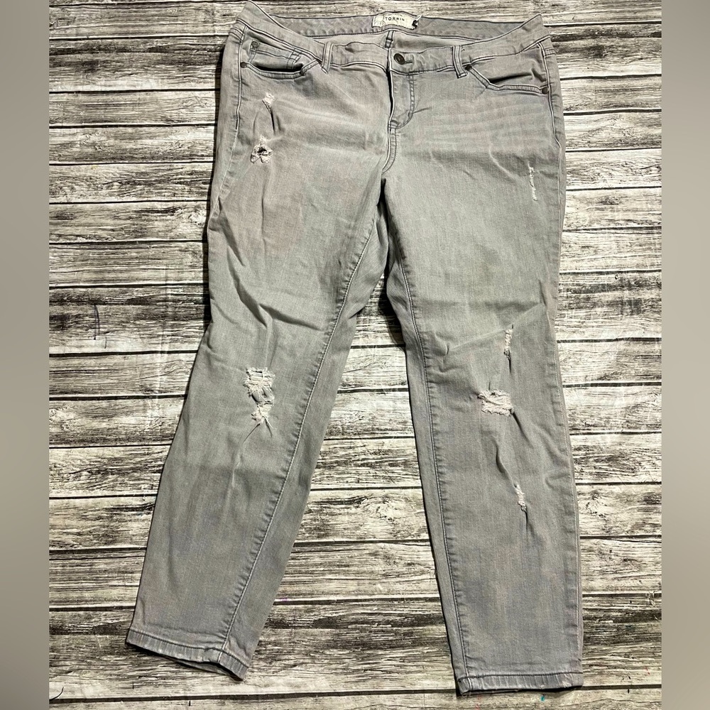 Women’s size 18XS Torrid stretch denim gray distressed skinny jeans EUC